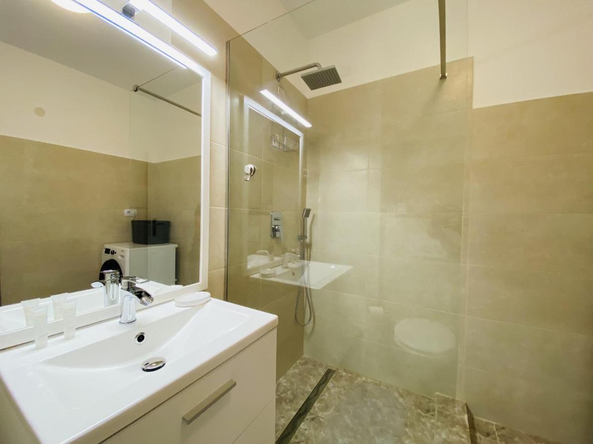 Deluxe Apartment With Balcony And Private Parking In Colvmna Residence Cluj-Napoca Exteriör bild